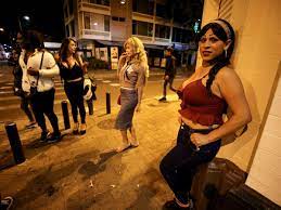Chicas esperando clientes.