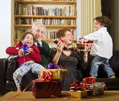 Abuelos jugando (y cuidando) a los nietos.