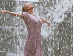 Algunos disfrutan con la lluvia.